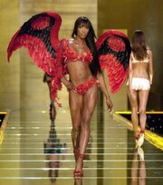 Показ мод Victoria's Secret 2002 - лучший фильм в фильмографии Кармен Касс