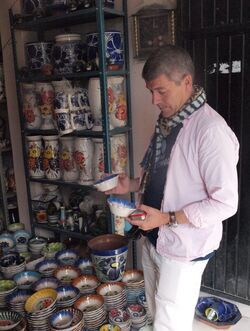 Фото Man Shops Globe