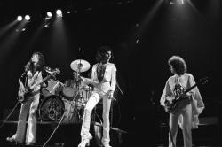 Обои Queen: Live in Bohemia